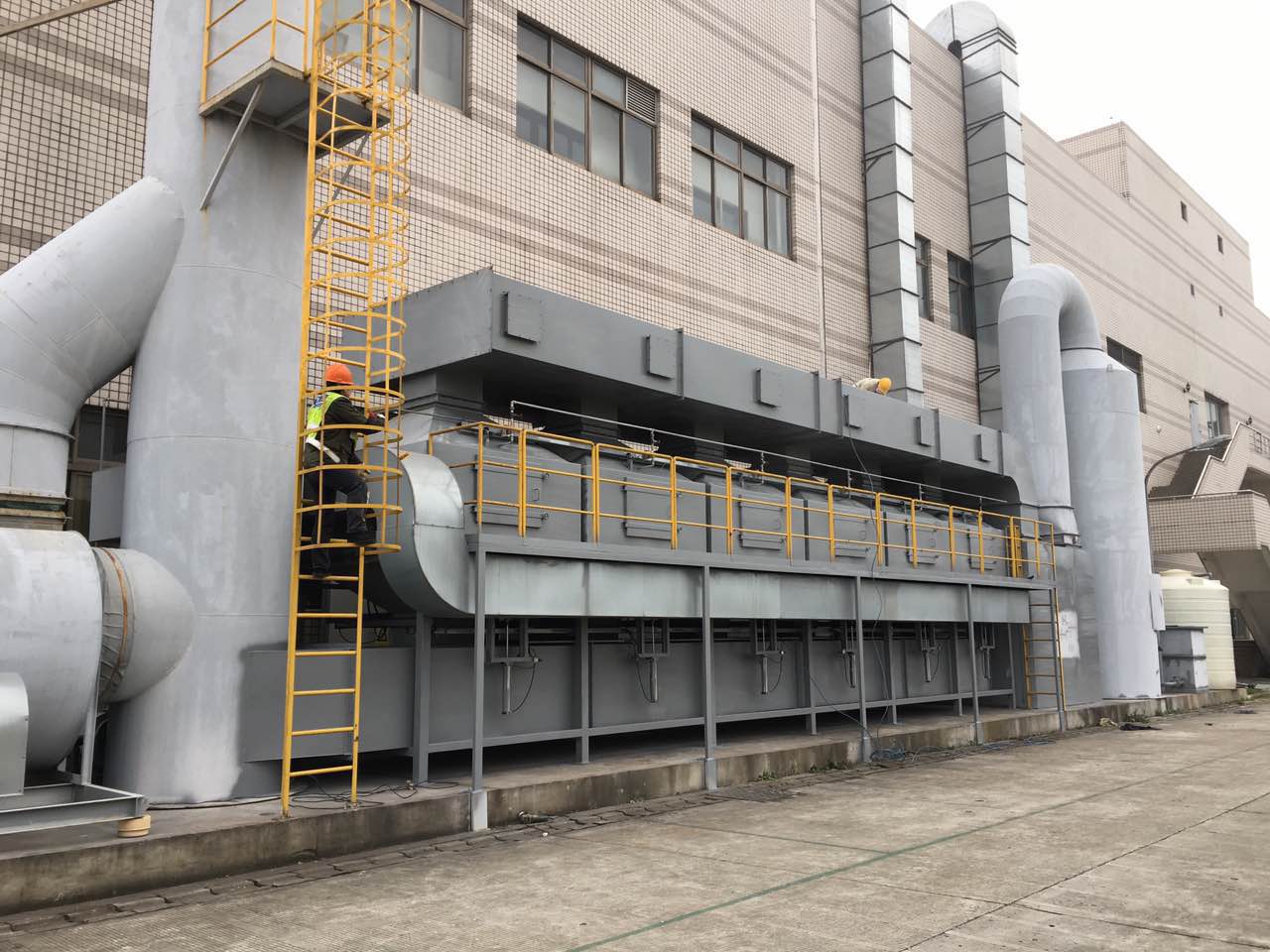 【揚(yáng)州綠之源環(huán)保】論活性炭吸附裝置的結(jié)構(gòu)